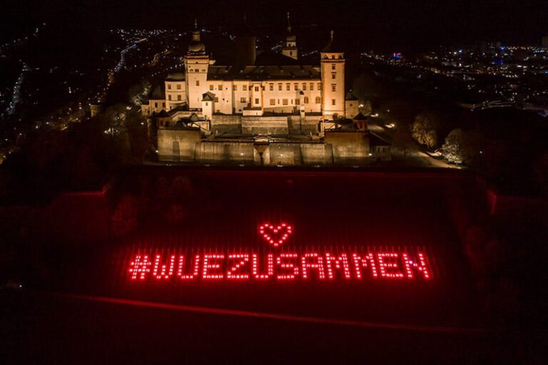 #WUEZUSAMMEN - großflächige Lichtinstallation in Würzburg #WUEZUSAMMEN - großflächige Lichtinstallation in Würzburg