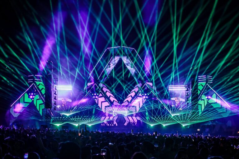 Pyramiden aus Licht – Cameo auf dem I Love Reggaeton-Festival