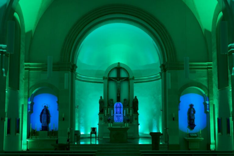 Lichterkirche: St. Laurentius in Westerwiehe erweitert mit der Lichtinstallation von Prolights das Erlebnis Kirche Lichterkirche: St. Laurentius in Westerwiehe erweitert mit der Lichtinstallation von Prolights das Erlebnis Kirche