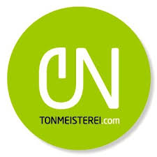 Ein grüner Kreis mit den weißen stilisierten Buchstaben TN über dem schwarzen Text TONMEISTEREI.com.