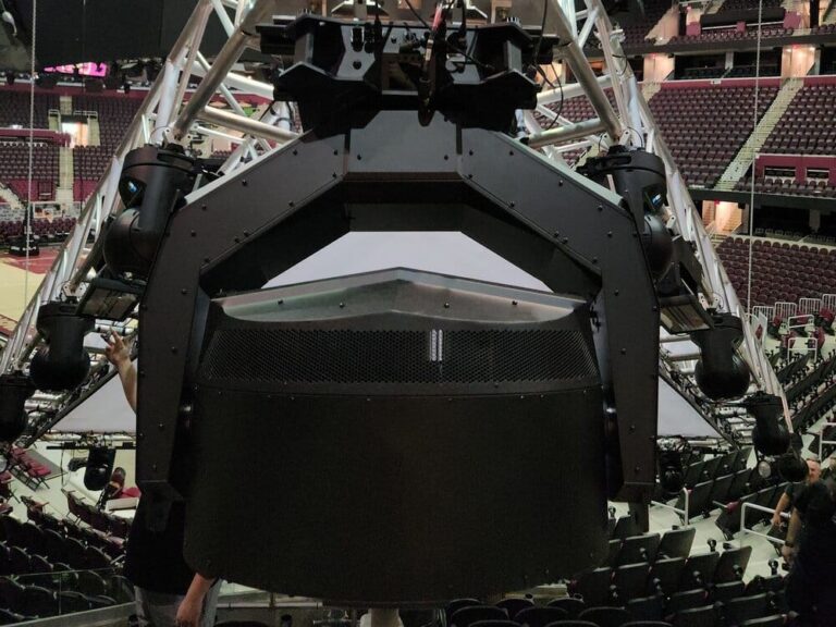 ERSTE FESTINSTALLATION DES MÄCHTIGEN GLP MAD MAXX FÜR DIE CLEVELAND CAVALIERS