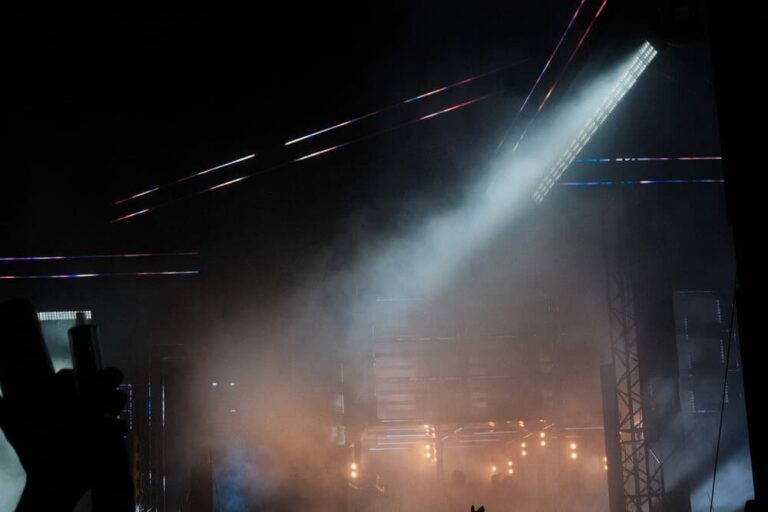 GLP JDC BURST 1 SETZT EXPLOSIVE AKZENTE BEI CHARLI XCX