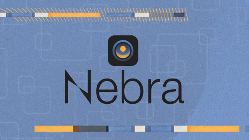 Das Nebra-Logo mit einem kreisförmigen Symbol oberhalb des Firmennamens vor einem blauen Hintergrund mit geometrischen Mustern und farbigen horizontalen Linien.