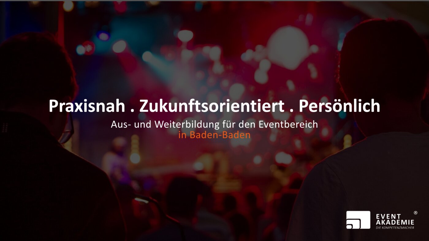 Zwei Personen stehen vor einer verschwommenen, bunten Bühne mit Scheinwerfern. Der Text wirbt für die Eventausbildung in Baden-Baden durch die Event Akademie.