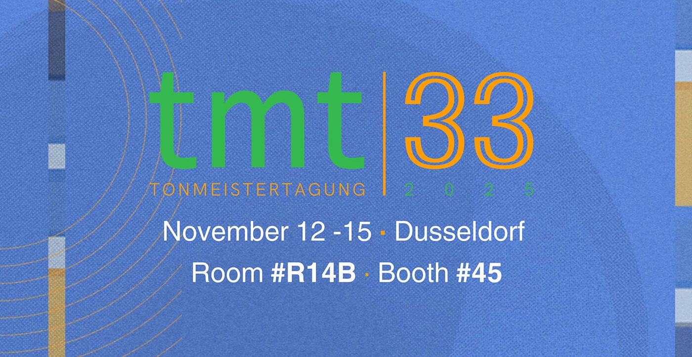 Veranstaltungsgrafik für die TMT 33 Tonmeistertagung 2025, 12.-15. November in Düsseldorf, Raum #R14B, Stand #45, auf blauem Hintergrund mit grünem und orangem Text.