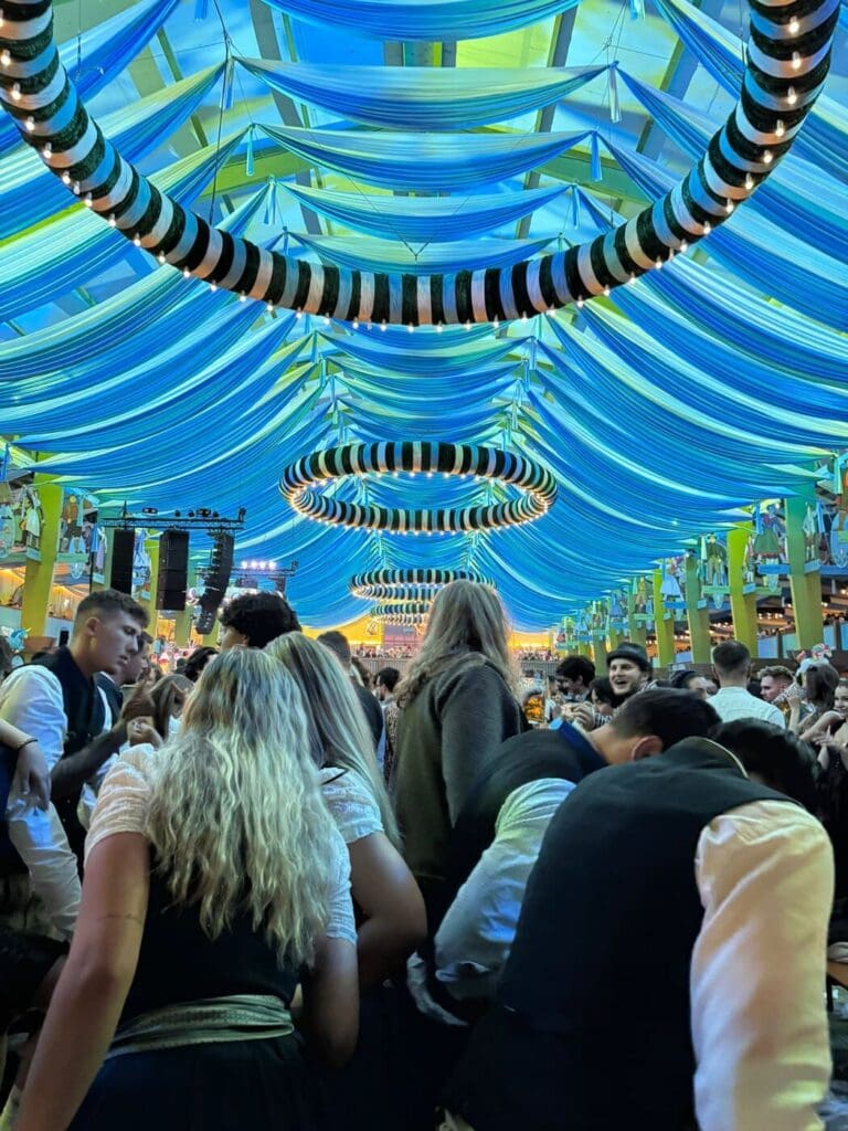 5D Solutions setzt Festzelt der Ochsenbraterei auf dem Oktoberfest in Szene – mit innovativer Beleuchtung von LCPRO