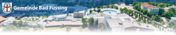 Logo_Stellenausschreibung_1 Luftaufnahme mehrerer Gebäude und eines kreisrunden Freibads, mit dem Text Gemeinde Bad Füssing und einem Wappen in der oberen linken Ecke.