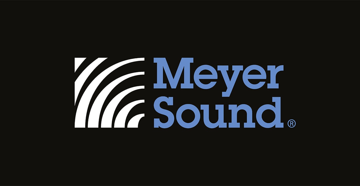 Meyer Sound Logo mit geschwungenen weißen Linien auf der linken Seite und dem Firmennamen in blauer Schrift auf schwarzem Hintergrund.
