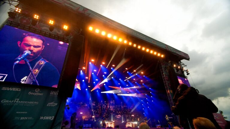 GLP-SCHEINWERFER SORGEN FÜR GLÄNZENDE STIMMUNG BEI DAS FEST 2025