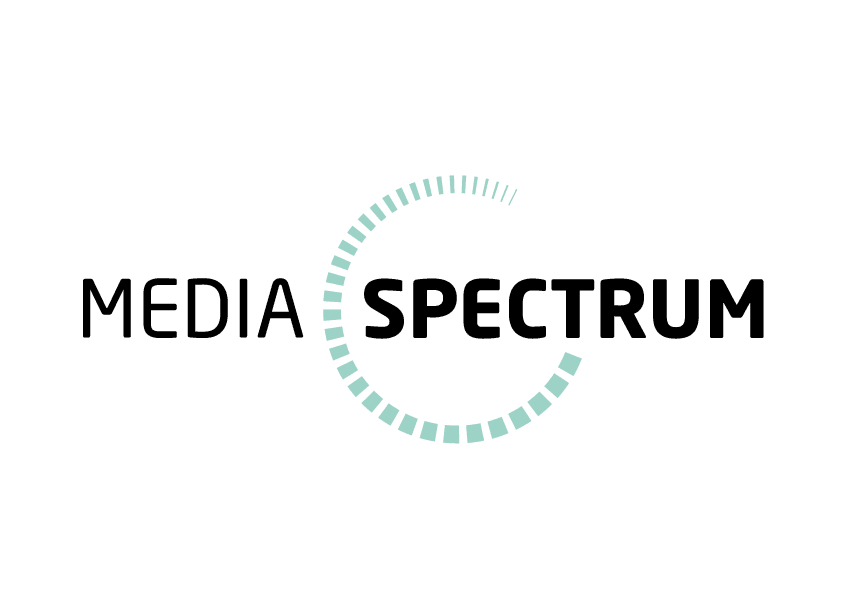 Logo mit der Aufschrift MEDIA SPECTRUM. Spectrum ist fett gedruckt, und ein Halbkreis aus kleinen grünen Balken umgibt das Wort teilweise.