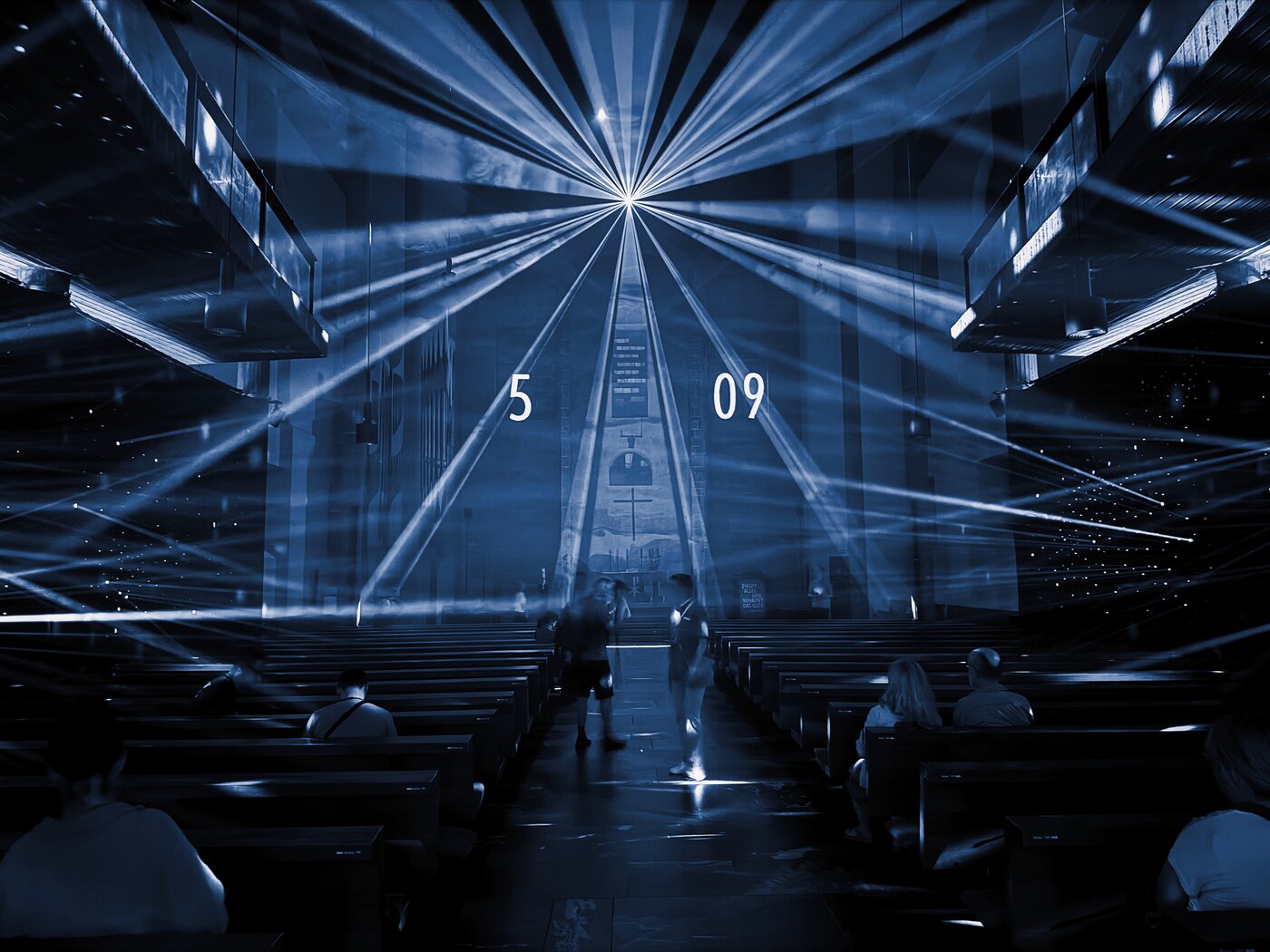 Menschen sitzen und stehen in einer Kirche mit leeren Kirchenbänken, blauen Lichtern und Balken, die geometrische Muster im Innenraum erzeugen; die Zahlen 5 und 09 werden projiziert.