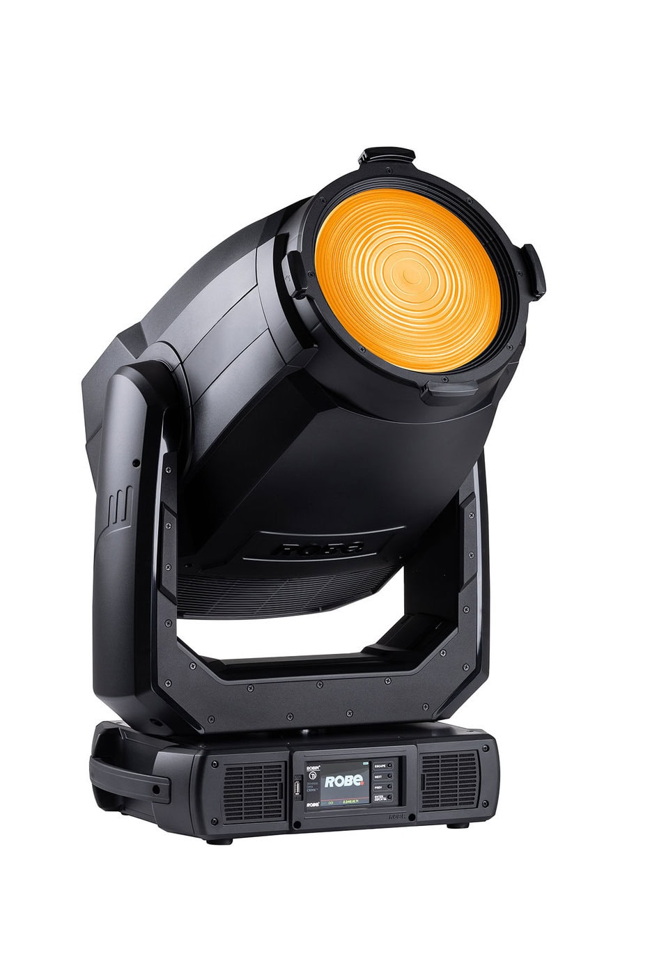 Ein schwarzer, professioneller Bühnenscheinwerfer mit orange-gelber Linse und digitaler Anzeige am Sockel, fotografiert vor weißem Hintergrund.