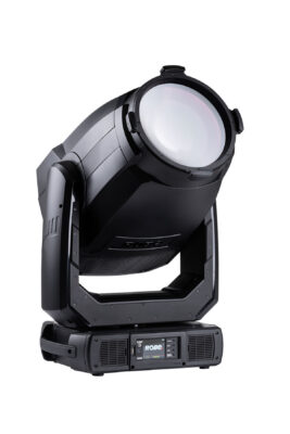 Ein schwarzer professioneller Bühnenscheinwerfer mit einer großen Linse und einem digitalen Bildschirm an der Basis, aufrecht stehend auf weißem Hintergrund.