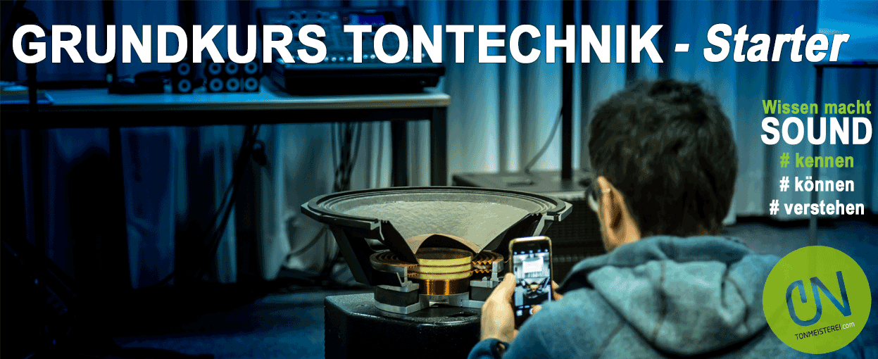TM_GKT-Starter-Web-klein Eine Person macht ein Foto von einem großen Lautsprecher in einem Tonstudio. Der Text in deutscher Sprache wirbt für einen Grundkurs in Tontechnik und für die Bedeutung des Verständnisses von Klang.
