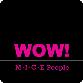 WOW-Logo_2 Schwarzer Hintergrund mit großem rosa Text in der Mitte mit der Aufschrift WOW! und kleinerem rosa Text darunter mit der Aufschrift M - I - C - E People.