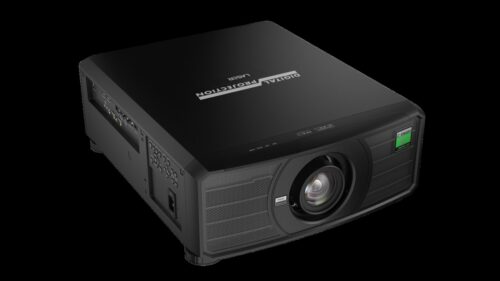 Ein schwarzer Digitalprojektor mit verschiedenen Tasten und Eingangsanschlüssen an der Seite und einer großen Linse auf der Vorderseite vor einem schlichten Hintergrund.