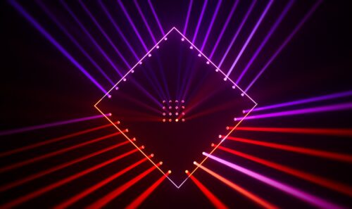 Ein glühender rautenförmiger Umriss mit roten und violetten Strahlen nach außen und einem Gitter aus kleinen orangefarbenen Punkten in der Mitte vor einem schwarzen Hintergrund.