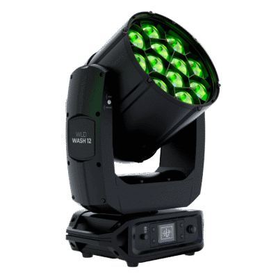 Ein schwarzer Bühnenscheinwerfer mit beweglichem Kopf und zwölf grün leuchtenden LED-Linsen, beschriftet mit WLD WASH 12, steht auf einem rechteckigen Sockel mit Digitalanzeige.