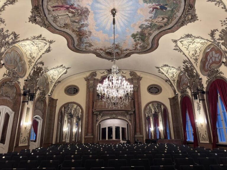 Moderne Beleuchtung im historischen Ambiente: VisionTwo und Zeiler-Technik erneuern Saalbeleuchtung des Silbersaals im Deutschen Theater München Moderne Beleuchtung im historischen Ambiente: VisionTwo und Zeiler-Technik erneuern Saalbeleuchtung des Silbersaals im Deutschen Theater München