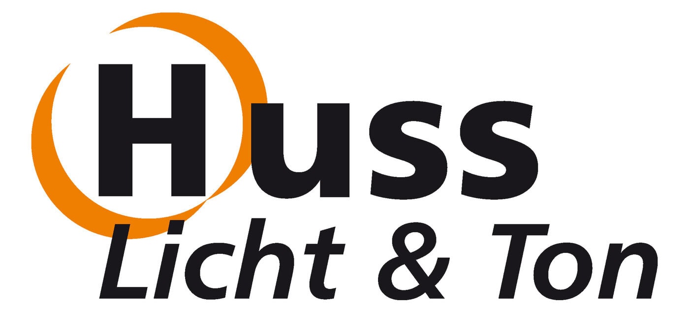 Logo mit dem Text Huss Licht & Ton in schwarzer Schrift. Ein orangefarbenes Teiloval umkreist den oberen linken Teil des Buchstabens H. Der Hintergrund ist weiß.