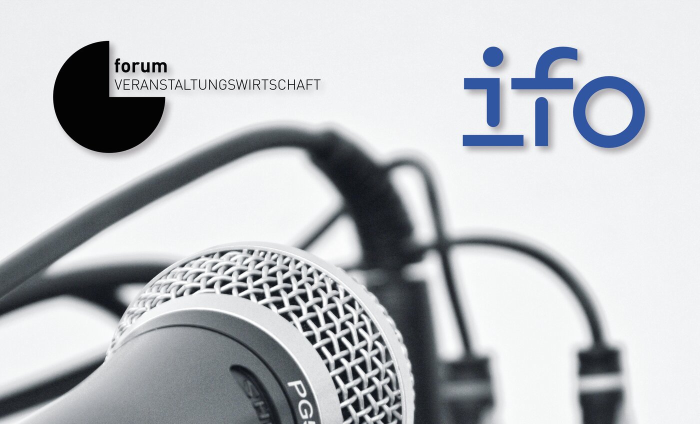 Ifo_Header Nahaufnahme eines Mikrofons mit unscharfen Audiokabeln im Hintergrund und den Logos von Forum Veranstaltungswirtschaft und ifo auf einer weißen Wand.