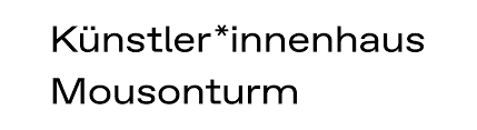 Mousonturm Der Text auf Deutsch lautet Künstler*innenhaus Mousonturm in einer schlichten, serifenlosen Schrift auf weißem Hintergrund.