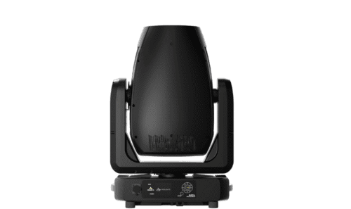 Ein schwarzer Bühnenscheinwerfer mit beweglichem Kopf wird von hinten vor einem weißen Hintergrund gezeigt, wobei die Anschlüsse und das Bedienfeld an der Basis zu sehen sind.