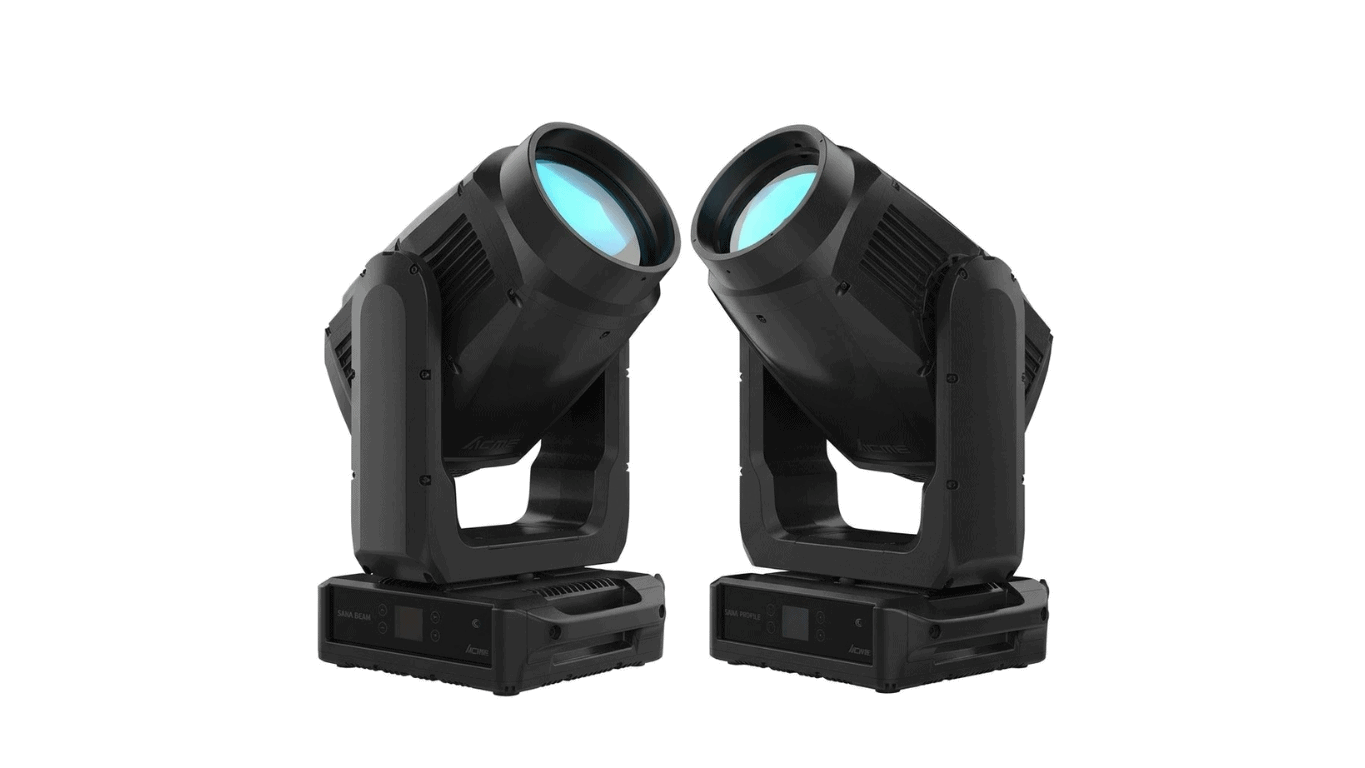 Zwei identische schwarze Bühnenscheinwerfer mit blauen Linsen sind einander gegenüber auf weißem Hintergrund positioniert. Jeder Scheinwerfer steht auf einem rechteckigen Sockel.