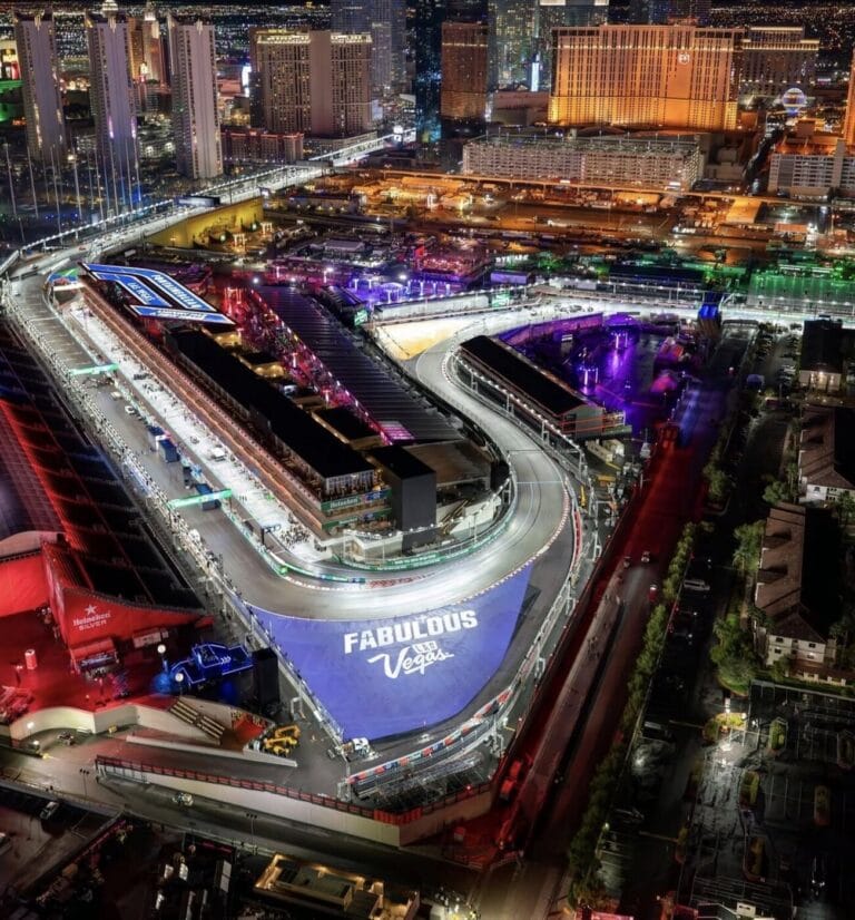 770 GLP JDC HYBRID-SCHEINWERFER INSZENIEREN FORMEL 1 GRAND PRIX UND FAN-ZONEN IN LAS VEGAS 770 GLP JDC HYBRID-SCHEINWERFER INSZENIEREN FORMEL 1 GRAND PRIX UND FAN-ZONEN IN LAS VEGAS