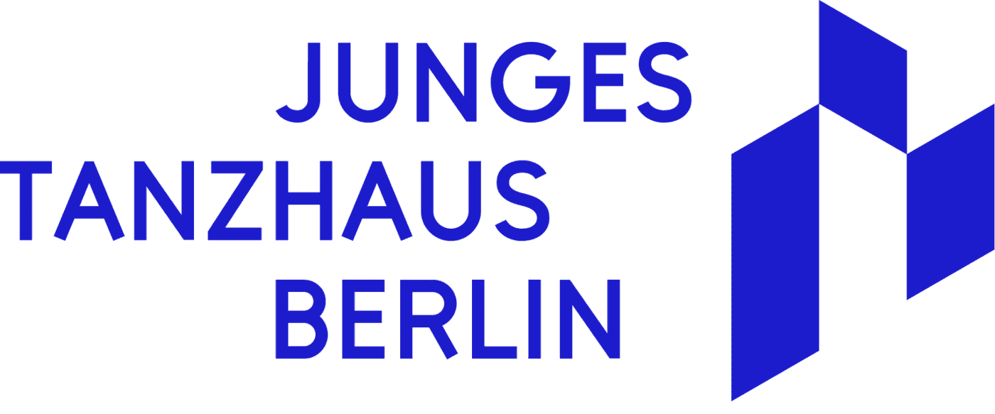 Blauer Text mit der Aufschrift Junges Tanzhaus Berlin neben einem geometrischen blauen abstrakten Logo mit drei aufrechten Parallelogrammen auf hellem Hintergrund.