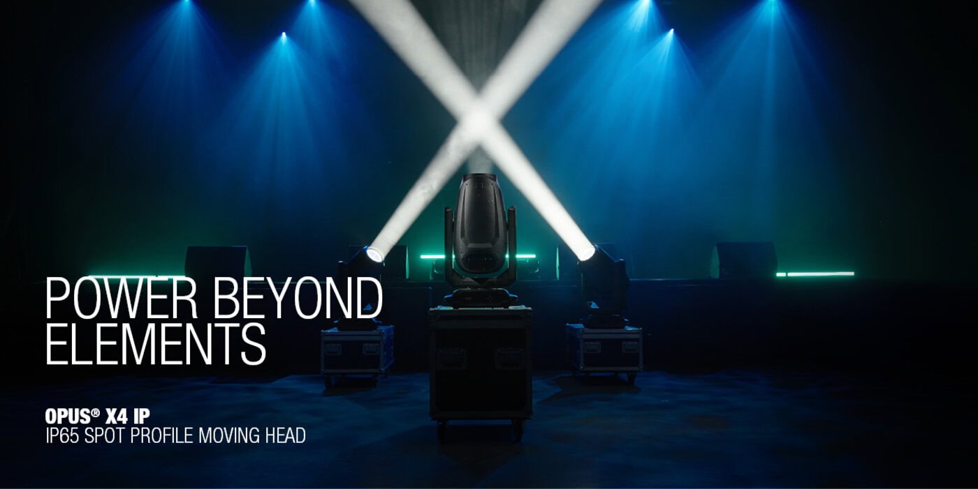 Auf einer Bühne mit blauer Beleuchtung befindet sich ein Scheinwerfer auf einer zentralen Moving-Head-Lampe mit Text: Power Beyond Elements, OPUS X4 IP, IP65 Spot Profile Moving Head.