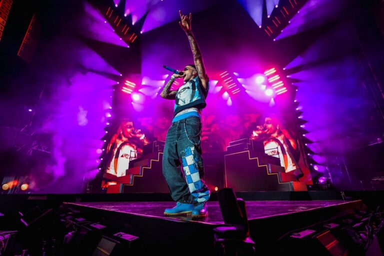 AV Stumpfls PIXERA verwandelt die Tour des italienischen Rappers in ein internationales Highlight AV Stumpfls PIXERA verwandelt die Tour des italienischen Rappers in ein internationales Highlight
