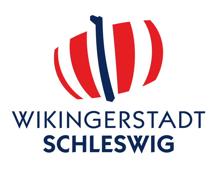 Logo mit einem stilisierten roten und weißen Wikingerschiff über dem Schriftzug "Wikingerstadt Schleswig" in fetten blauen Buchstaben auf weißem Hintergrund.