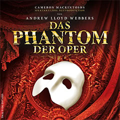 Eine weiße Halbmaske befindet sich in der Mitte eines roten, verzierten Hintergrunds, über dem in goldener Schrift "Das Phantom der Oper" zu lesen ist.