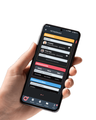 Eine Hand hält ein Smartphone, auf dem eine HR-Dashboard-App mit Informationen zu Abwesenheit und Arbeitszeiten der Mitarbeiter angezeigt wird.