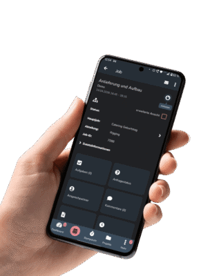 Eine Hand hält ein Smartphone, auf dem eine Jobmanagement-App mit dunklem Thema in deutscher Sprache angezeigt wird, die Jobdetails und Optionen wie Aufgaben, Ansprechpartner und Kommentare anzeigt.