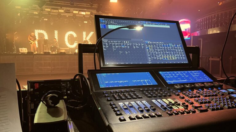 Dick Brave feiert den Rock ´n´ Roll mit Tour Hog-Lichtsteuerkonsole Dick Brave feiert den Rock ´n´ Roll mit Tour Hog-Lichtsteuerkonsole