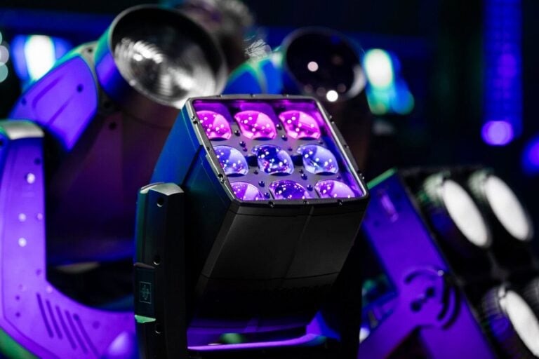 GLP TWYN vereint die kreativen Stärken von Creos und JDC Burst 1 in einem innovativen Dual-Face Moving-Head-Design GLP TWYN vereint die kreativen Stärken von Creos und JDC Burst 1 in einem innovativen Dual-Face Moving-Head-Design