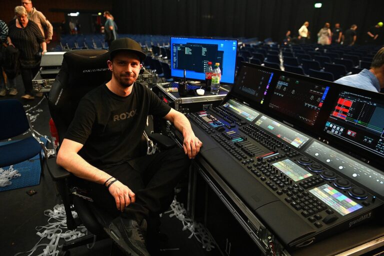 Julian Rabe setzt bei "The Dark Tenor" auf die Vielseitigkeit von Robe Julian Rabe setzt bei "The Dark Tenor" auf die Vielseitigkeit von Robe