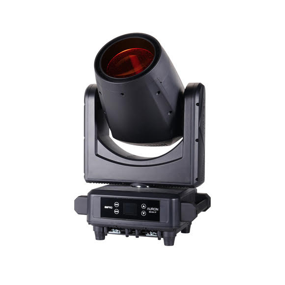AURON BEAM IP Eine schwarze, professionelle Bühnenleuchte mit einer großen Linse ist nach oben gerichtet und steht auf einem stabilen Sockel mit gut sichtbaren Bedientasten und Anschlüssen.