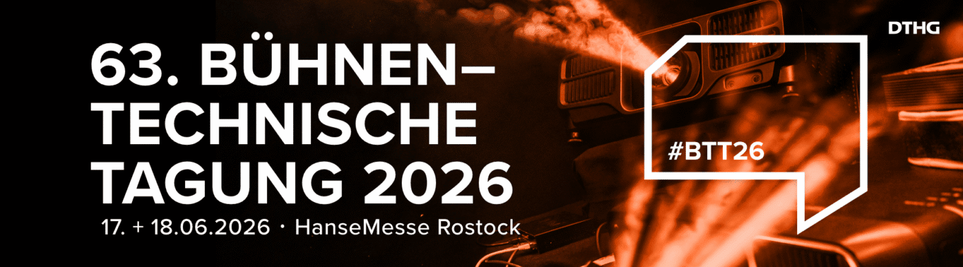 Banner für die 63. Bühnentechnische Tagung 2026 vom 17. bis 18. Juni 2026 in der HanseMesse Rostock, mit einem Beamer und dem Veranstaltungs-Hashtag #BTT26.