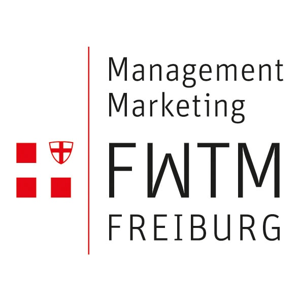 Logo mit roten Quadraten und einem Wappenschild auf der linken Seite sowie dem Schriftzug „Management Marketing FWTM Freiburg“ in schwarzer Schrift auf der rechten Seite.