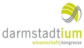 LOGO Logo mit grauem und gelbgrünem Schriftzug „darmstadtium wissenschaft | kongresse“ sowie einer stilisierten, abstrakten Weltkugelgrafik in Gelbgrün und Grau oben rechts.