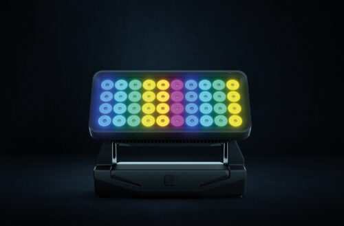 Rechteckiger LED-Bühnenscheinwerfer mit mehreren runden Leuchtelementen in Blau, Grün, Gelb und Violett, abgebildet vor einem dunklen Hintergrund.