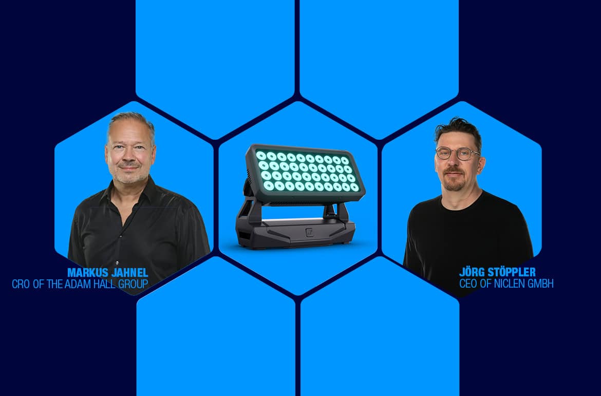 Markus Jahnel und Jörg Stöppler stehen zu beiden Seiten eines Bühnenlichts, wobei ihre Namen und Titel auf einem blauen sechseckigen Hintergrund zu sehen sind.