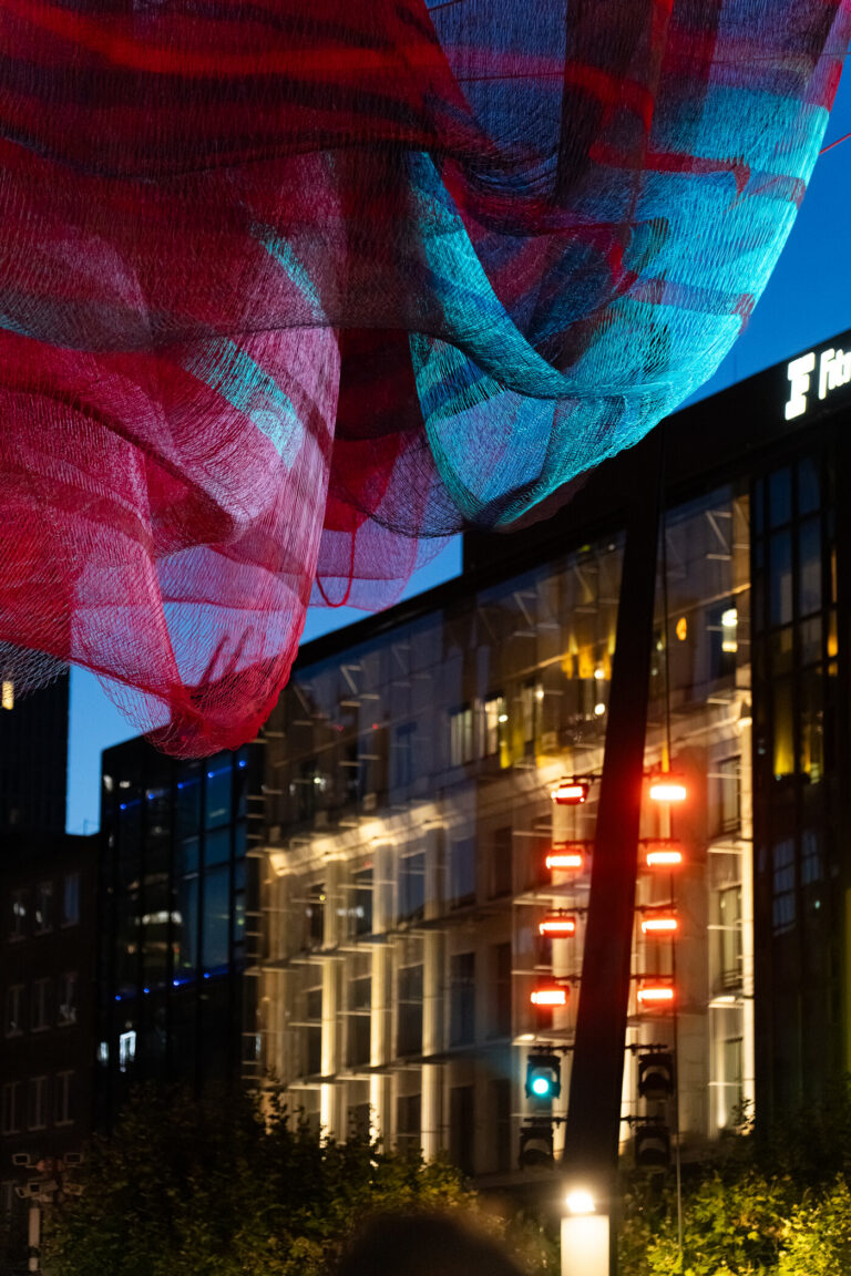 Drei Partner, ein Kunstwerk: TLD, Neumann & Müller und Cameo lassen Frankfurts „Himmel voller Hoffnung" erstrahlen Cameo Press images ASkyFullOfHope 4 768x1152