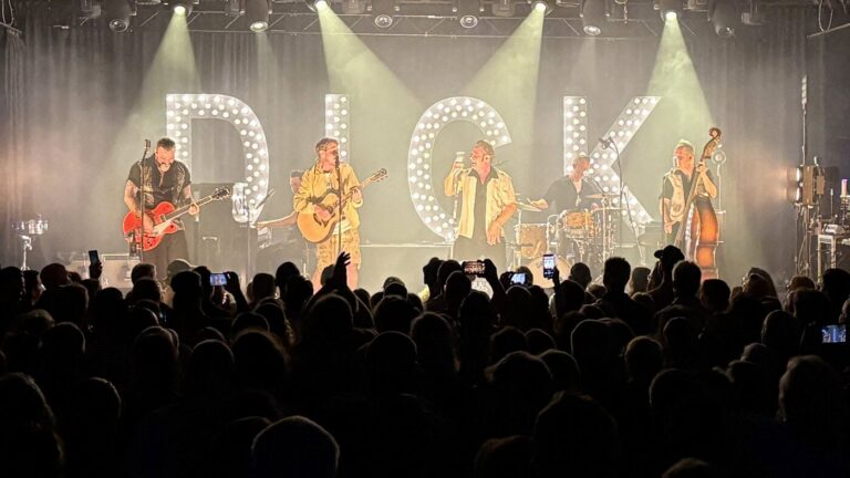 Dick Brave feiert den Rock ´n´ Roll mit Tour Hog-Lichtsteuerkonsole