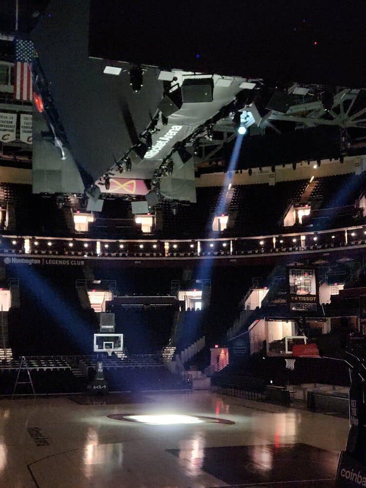ERSTE FESTINSTALLATION DES MÄCHTIGEN GLP MAD MAXX FÜR DIE CLEVELAND CAVALIERS ERSTE FESTINSTALLATION DES MÄCHTIGEN GLP MAD MAXX FÜR DIE CLEVELAND CAVALIERS