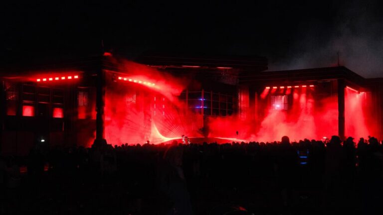 GLP JDC BURST 1 SETZT EXPLOSIVE AKZENTE BEI CHARLI XCX