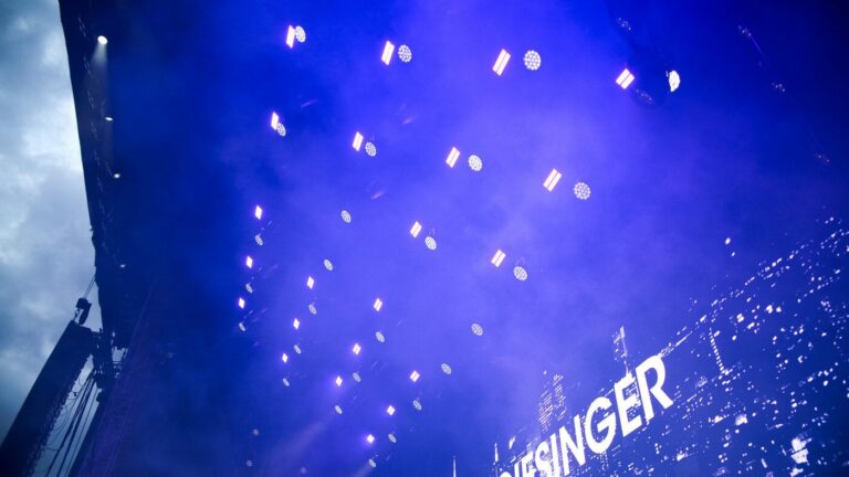 GLP-SCHEINWERFER SORGEN FÜR GLÄNZENDE STIMMUNG BEI DAS FEST 2025